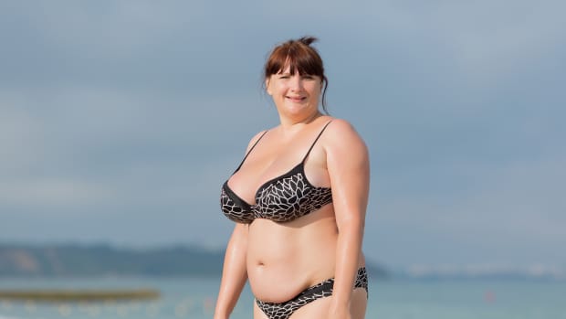 Curvy Woman Tries On Skims and the Results Are Dramatic - Bellatory News