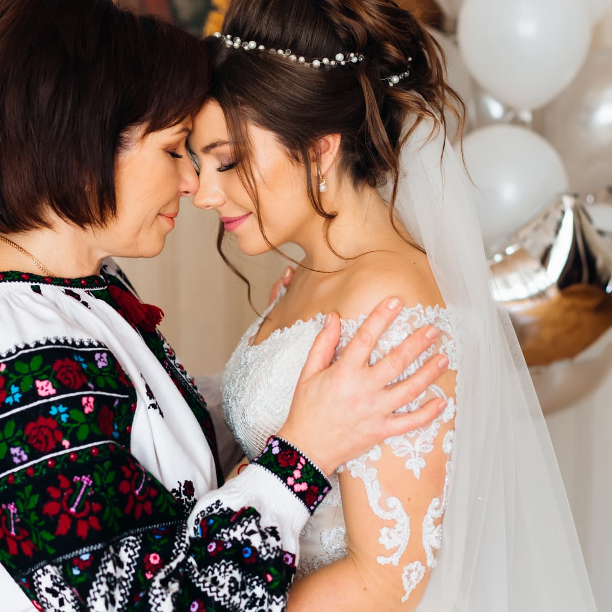 Daughter Surprises Mom by Wearing Her Wedding Dress to Rehearsal