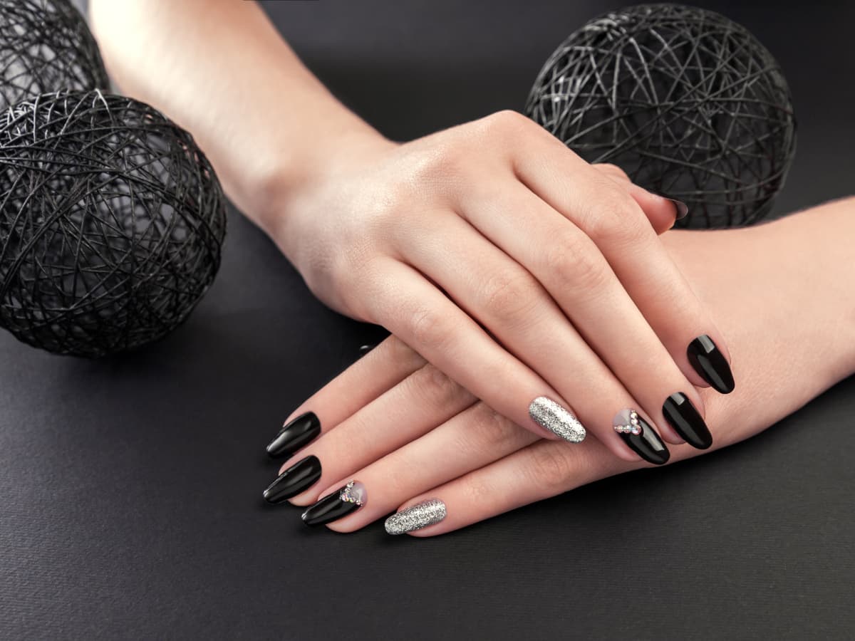 Nail Art Tutorial | Black & Silver Nails | Easy Glitter Nail design -  YouTube