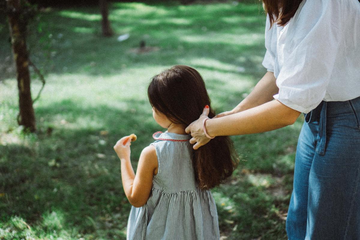 mom-cuts-5-year-old-daughter-s-waist-length-hair-for-the-first-time