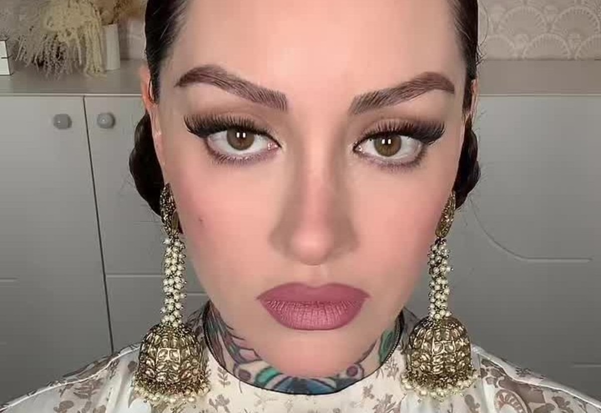 Watch Woman Put On 5,000-Year-Old Eyeshadow - Bellatory News