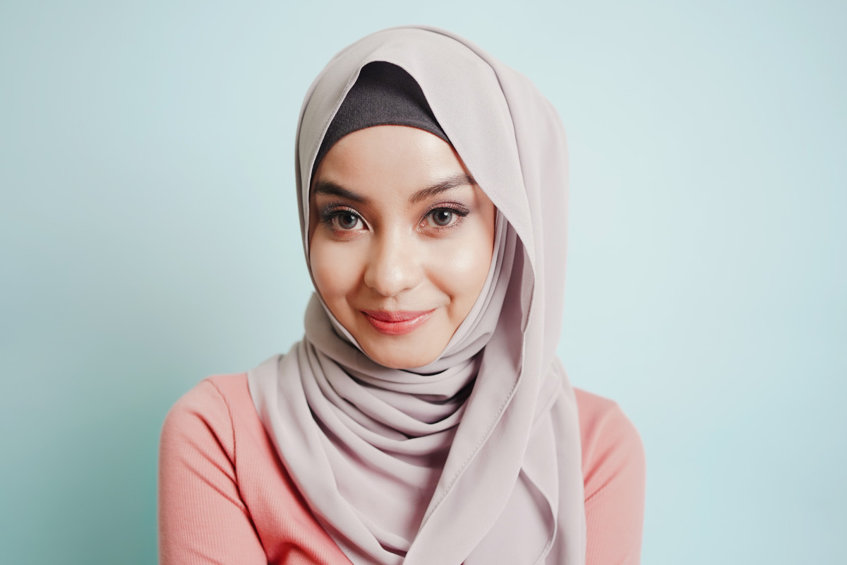 This Is One Of The Coolest Ways To Keep Your Headscarves In Place ...