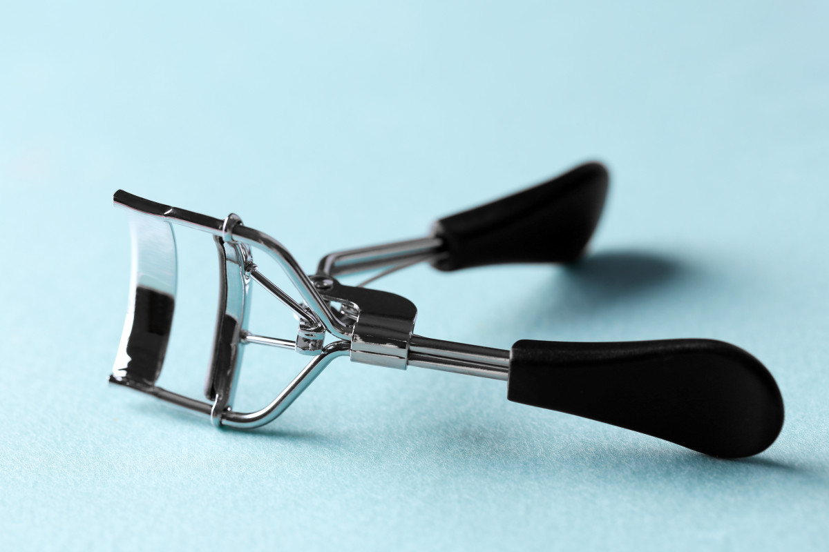 Watch How You Can Use An Eyelash Curler To Do Another MakeUp Trick