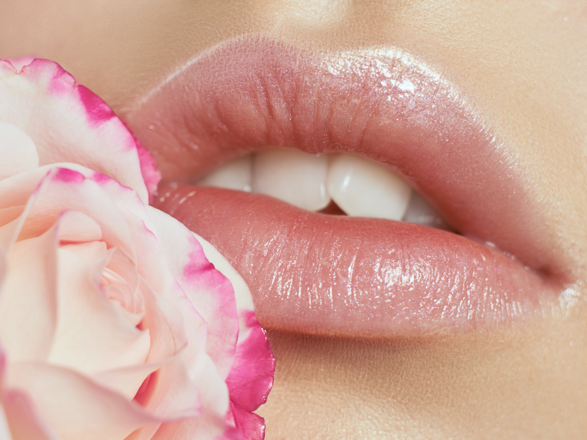 Woman Shows You How To "Seal" Your Lips To Prevent Chapping Bellatory