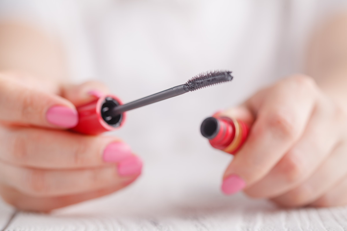 Woman Shows What Happens When You Apply Mascara With A Hair Dryer