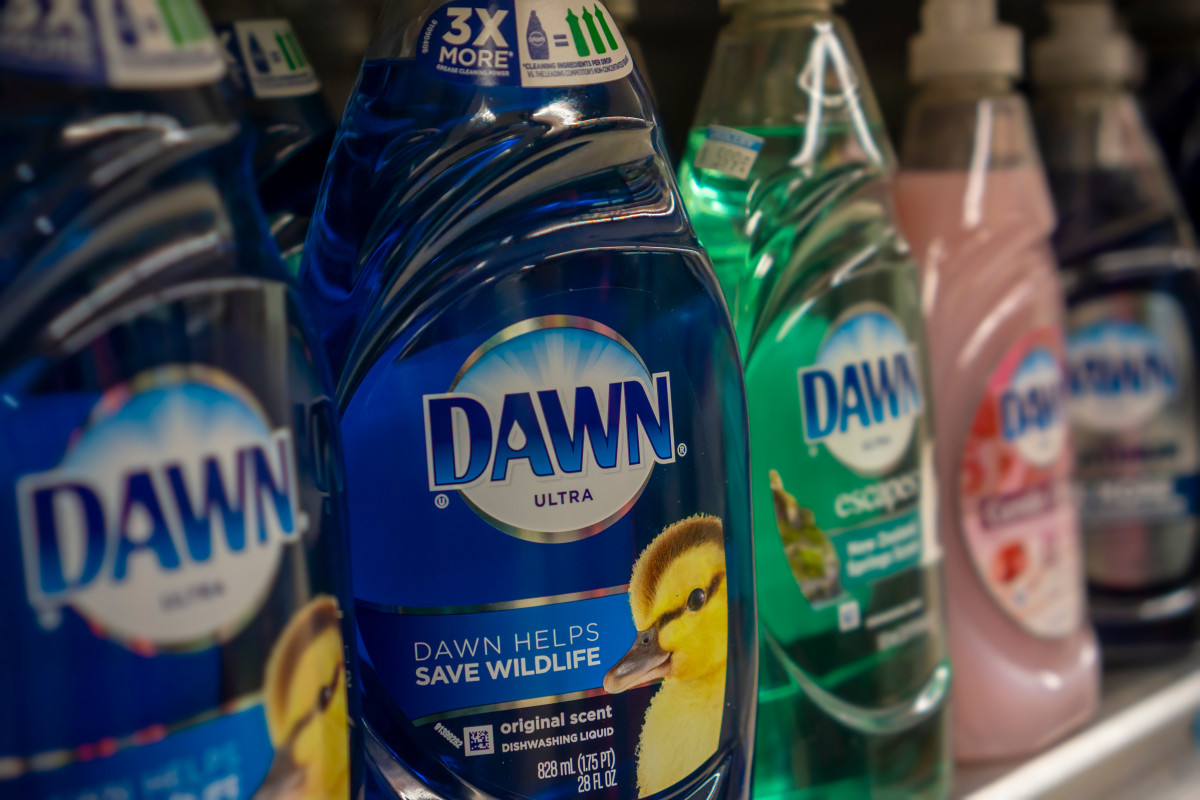 Woman Washes Her Hair with Dawn Dish Liquid and We’re Curious Bellatory News