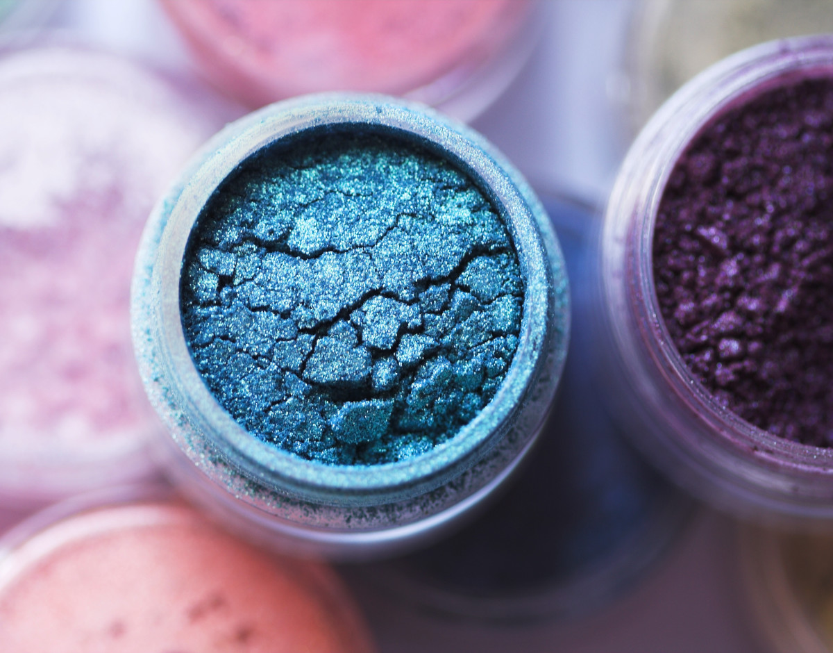 male-make-up-artist-creates-a-full-glam-eye-with-a-color-combo-that-s