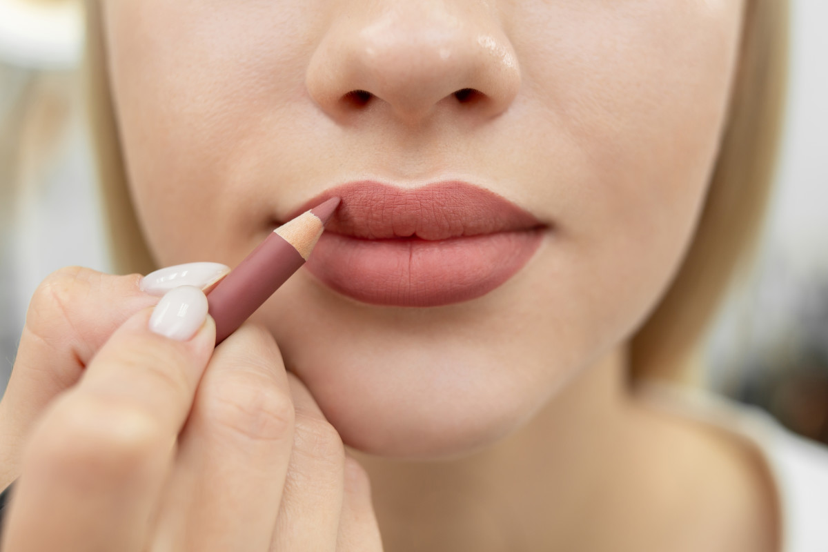 oval lining lips